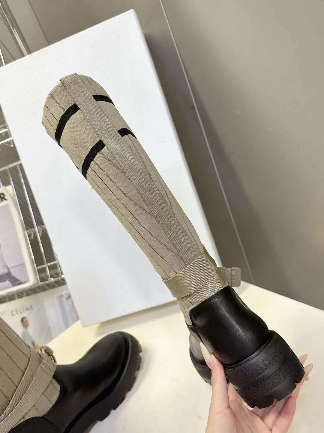 👟👟Ex-factory price 560👟👟Dior color matching new boots for autumn and winter, the latest flying woven letter logo for autumn and winter, round-toe high-top knight boots for women, the same style for celebrity Narna Qian and the same style for Yi Mengling. Material: First-layer cowhide spliced ​​with fly-knit fabric, sheepskin lining for feet, original molded TPU outsole Size: 35-40 yards
